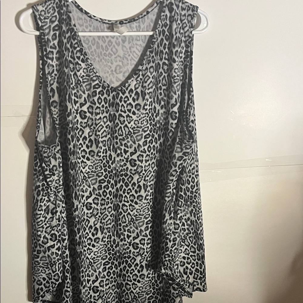 😄Plus size animal print flowy shirt sleeveless 3X